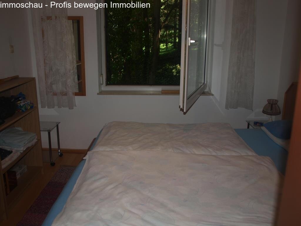 Schlafzimmer mit Blick in den Wald