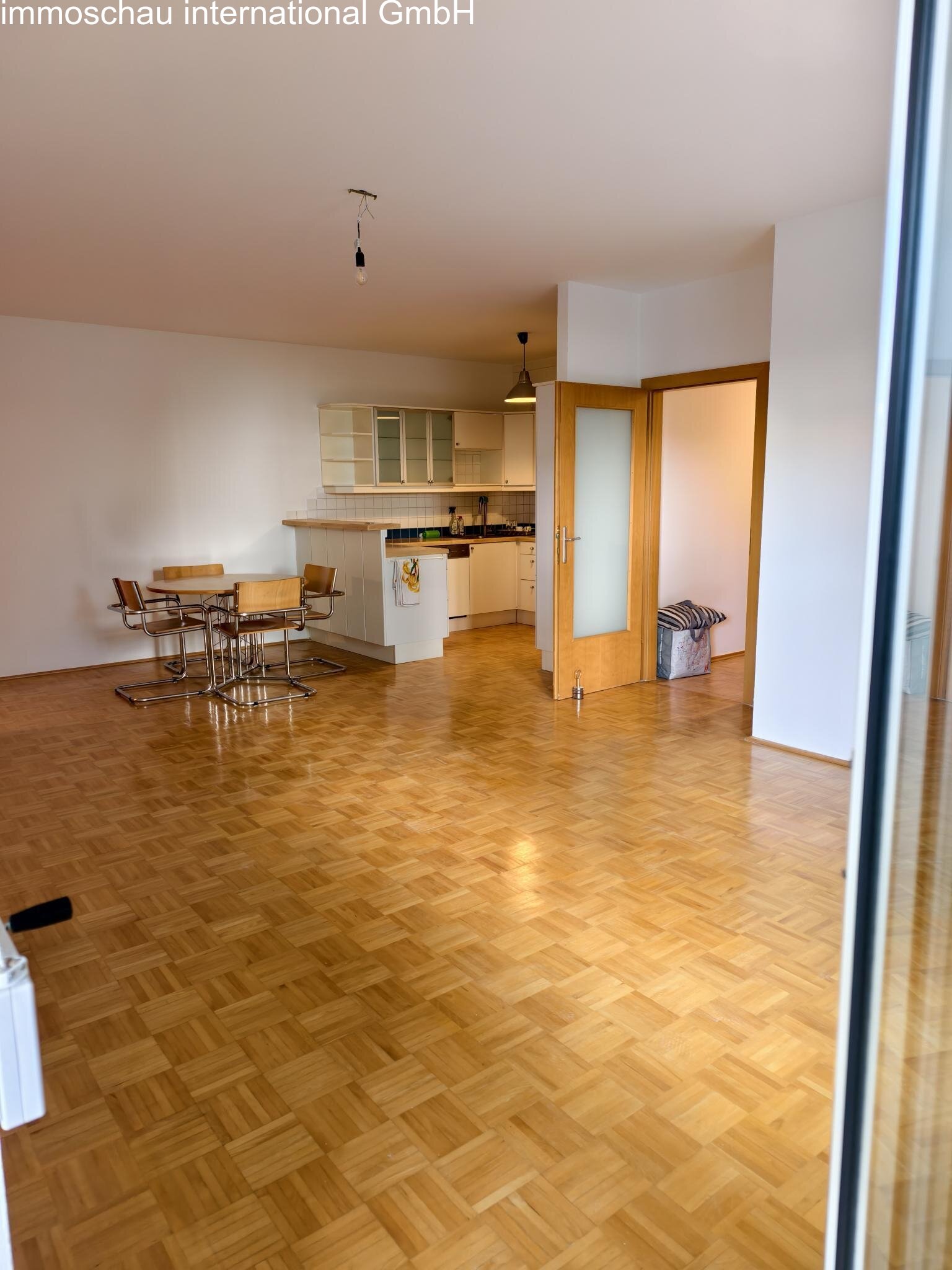 Wohnzimmer mit Essplatz und Einbauküche