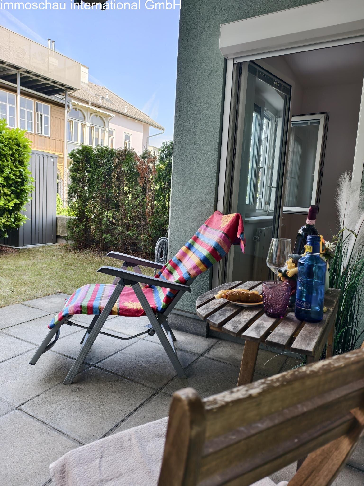 Terrasse mit Ausgang vom Wohnzimmer und Schlafzimmer
