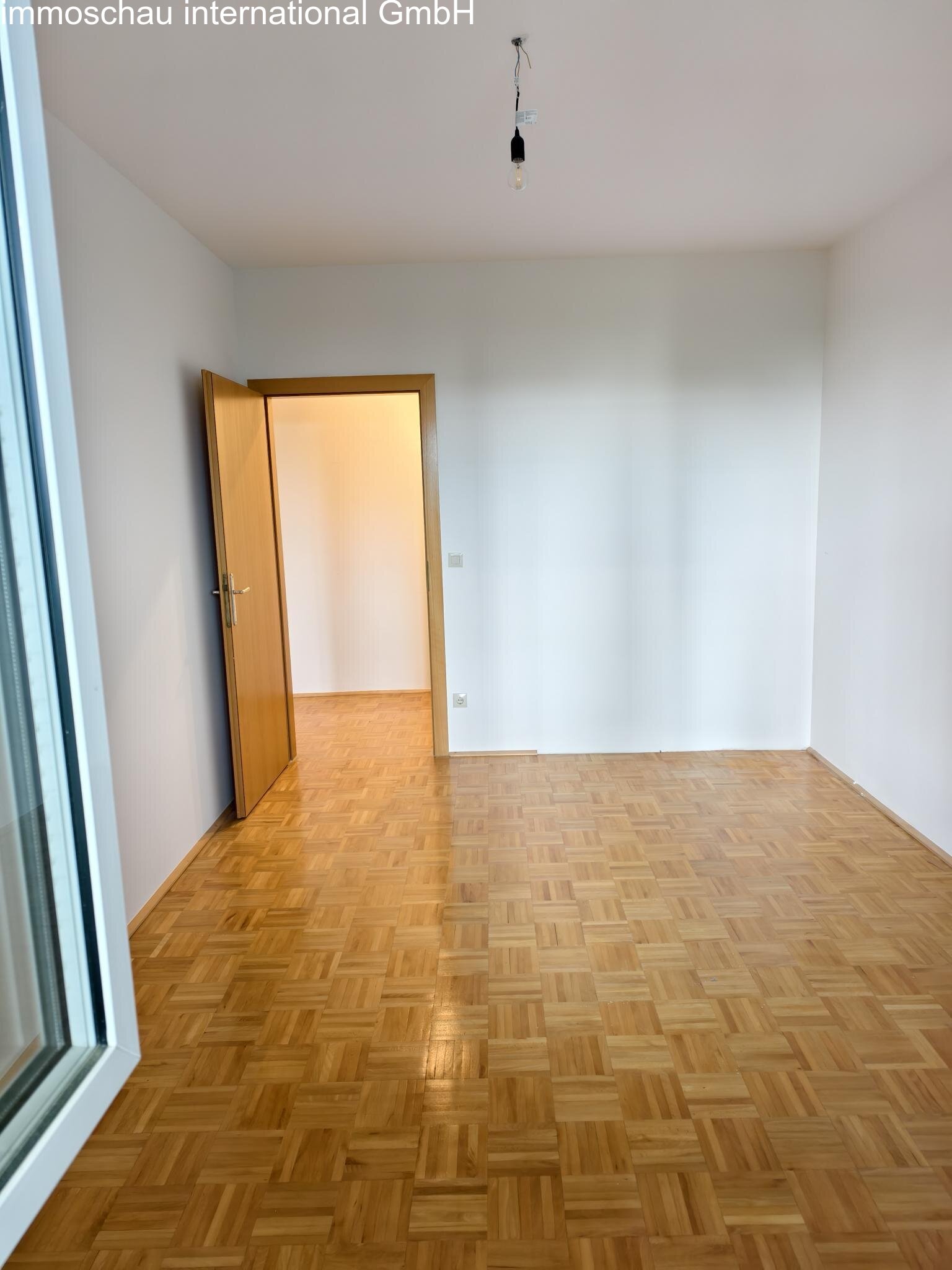 Blick vom Fenster ins Schlafzimmer