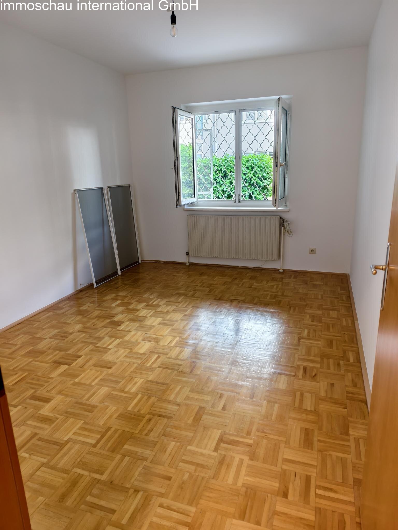Blick vom Gang ins Schlafzimmer