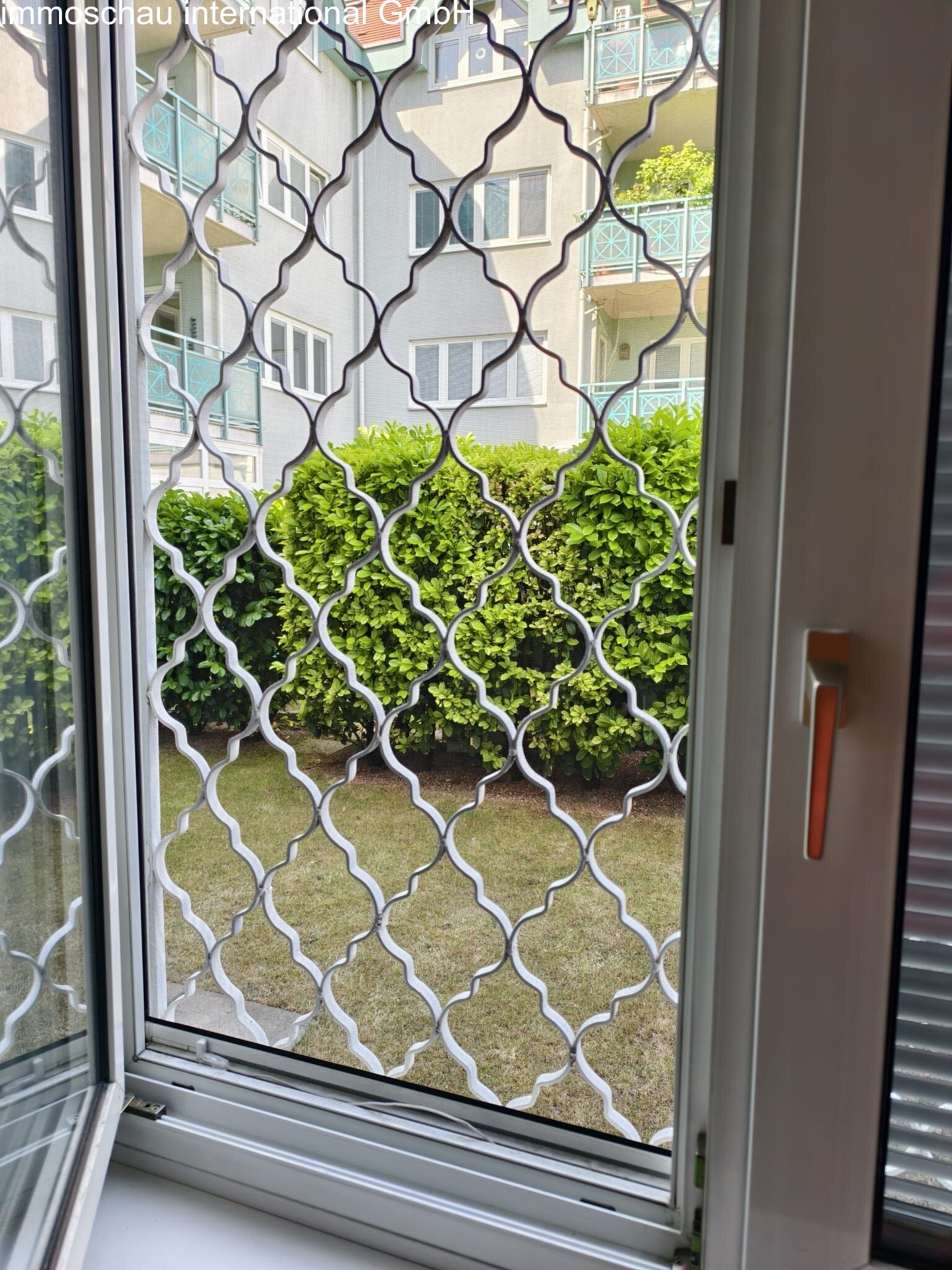 Schlafzimmerfenster mit Insektengitter